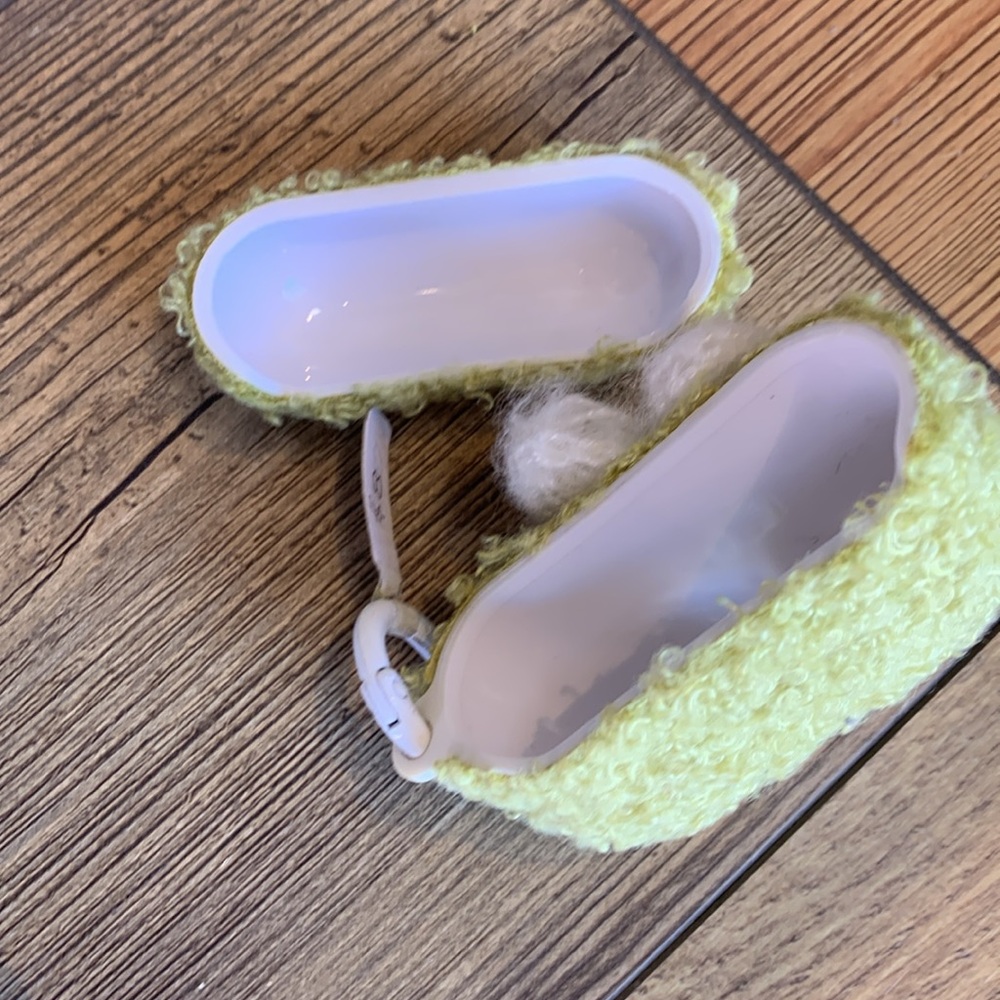 AirPod Pro case - Picture 3 of 7